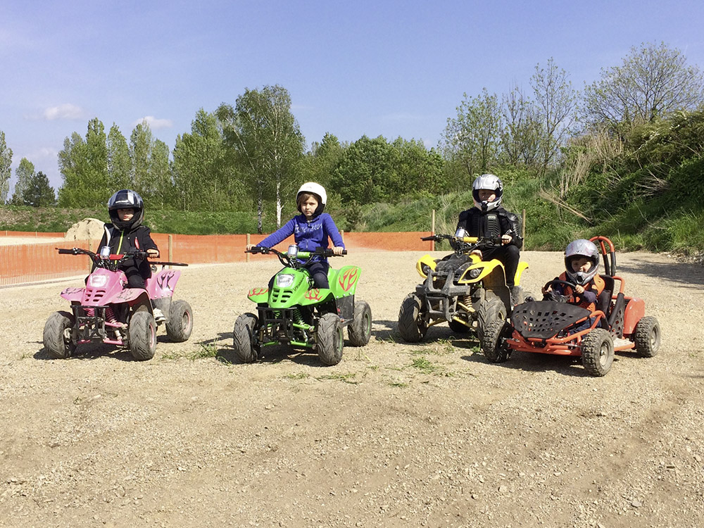 Kids haben Spaß auf Quads in der Sandkiste XXL Aichberger