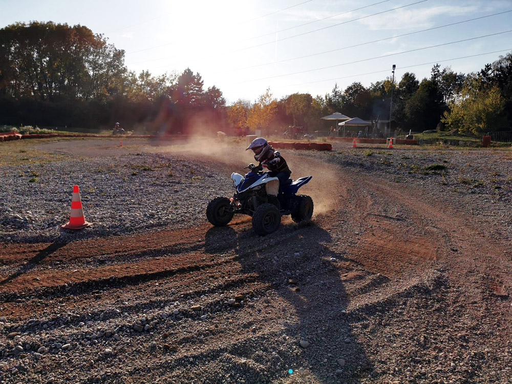 Kind auf Quad in der Sandkiste XXL