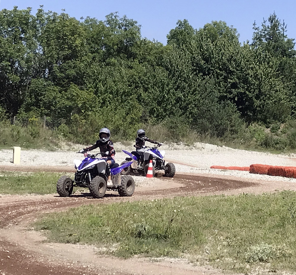Kinder auf Quads auf der Outdoortrack
